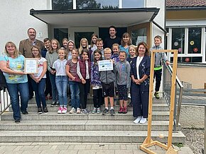 Schüler*innen und Lehrkräfte der Grundschule Hahnbach präsentieren stolz ihre Rezertifizierung (© Maria Lösch-Ringer)