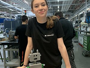 Johanna präsentiert stolz ihren fertig zusammengeschraubten Roboter (Bildquelle: Viktoria Brunthaler)